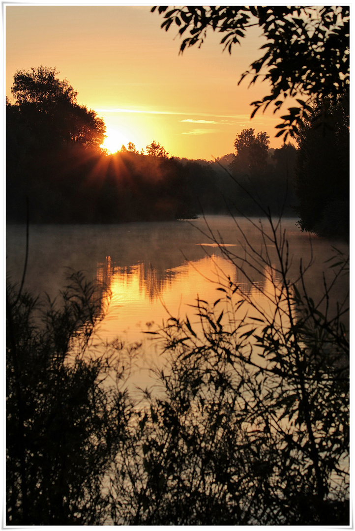 Sonnenaufgang überm See