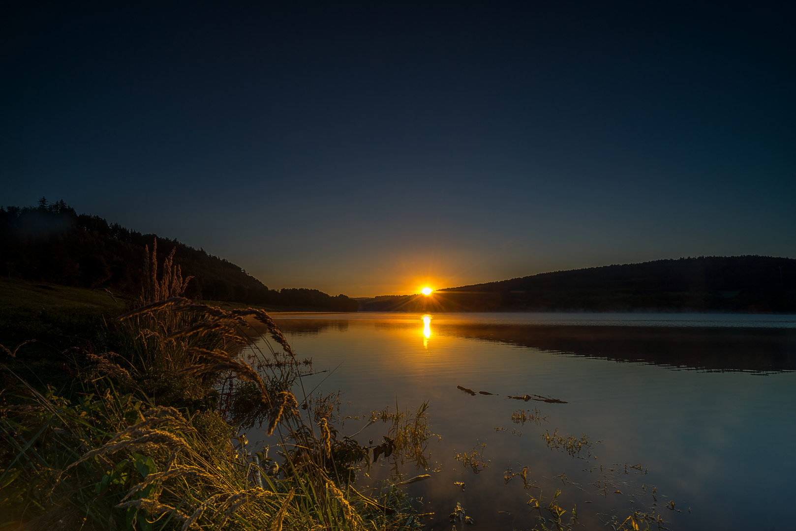 Sonnenaufgang überm Wasser