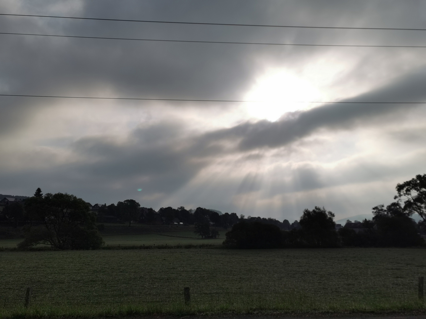 Sonnenaufgang und dukle Wolken