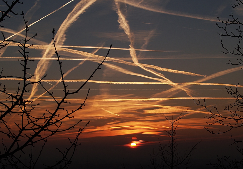 Sonnenaufgang und Flugverkehr