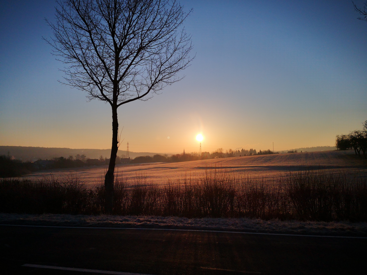 Sonnenaufgang und Frost auf den Wiesen