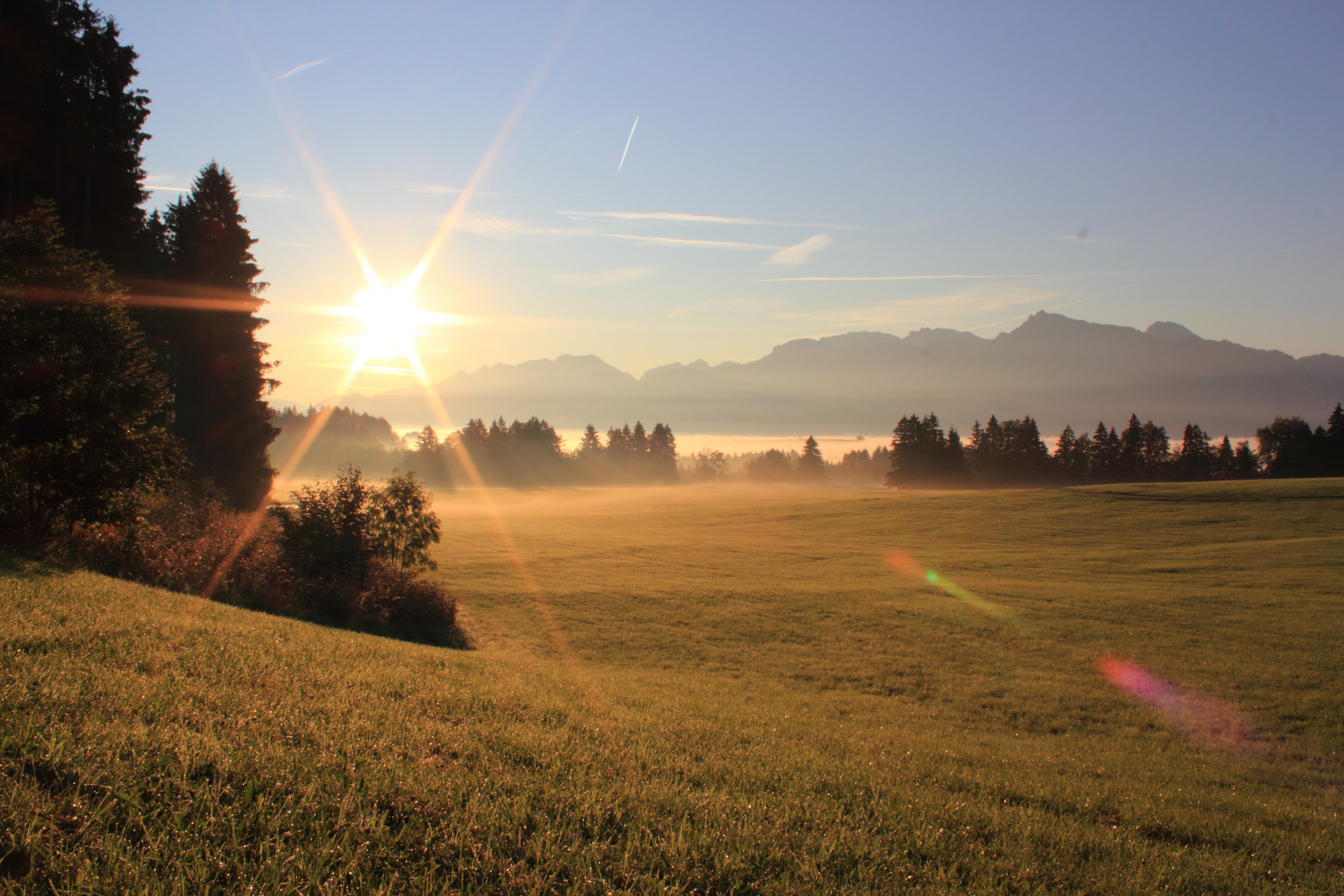 Sonnenaufgang und Frühnebel bei Hopfen am See