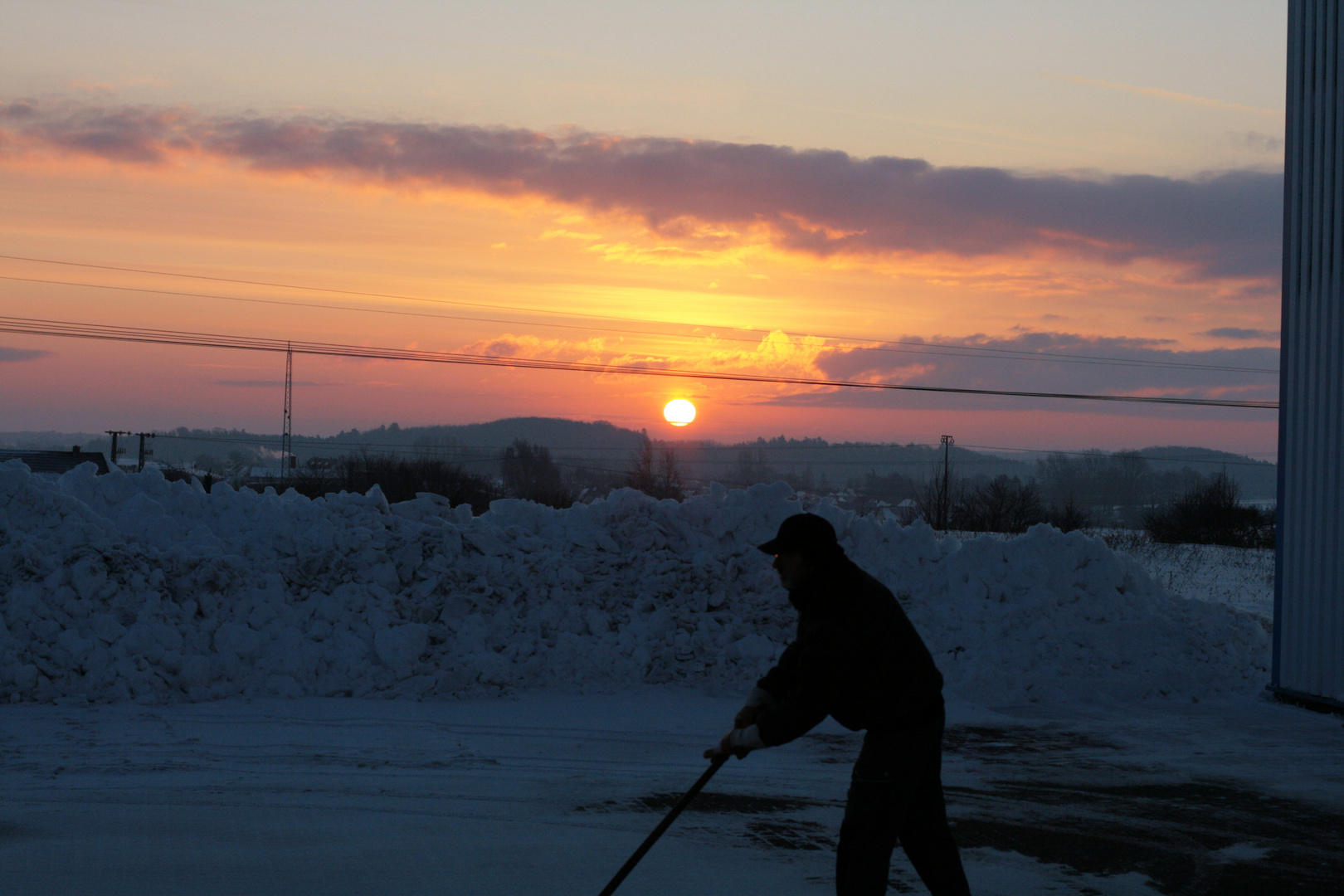 Sonnenaufgang und Günti schiebt Schnee