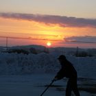 Sonnenaufgang und Günti schiebt Schnee