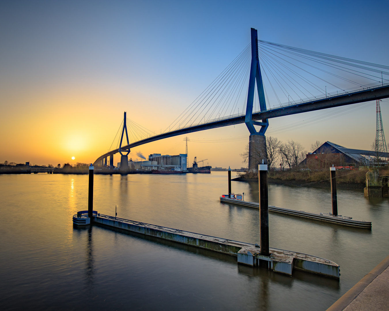 Sonnenaufgang und Köhlbrandbrücke