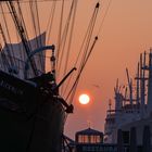 Sonnenaufgang und Museumsschiffe