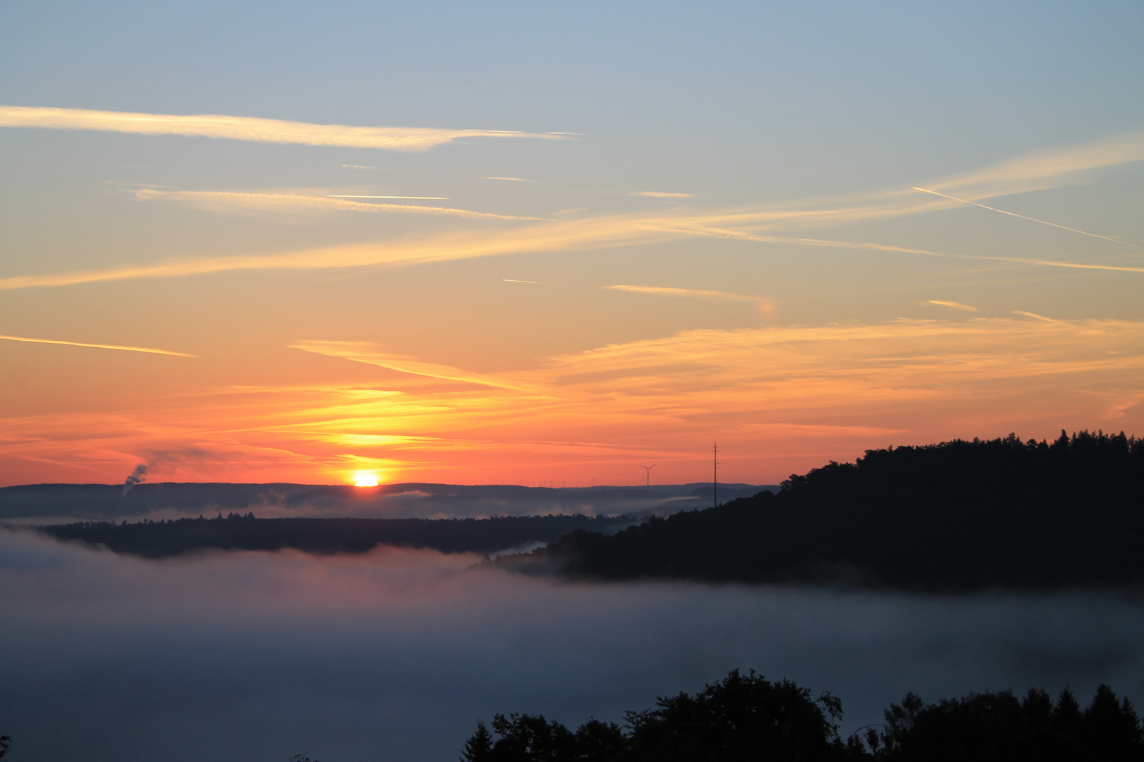 Sonnenaufgang und Nebel