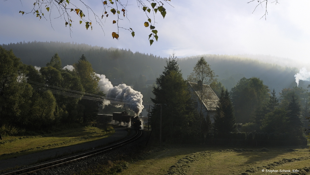 Sonnenaufgang und Nebelschwaden im Erzgebirge