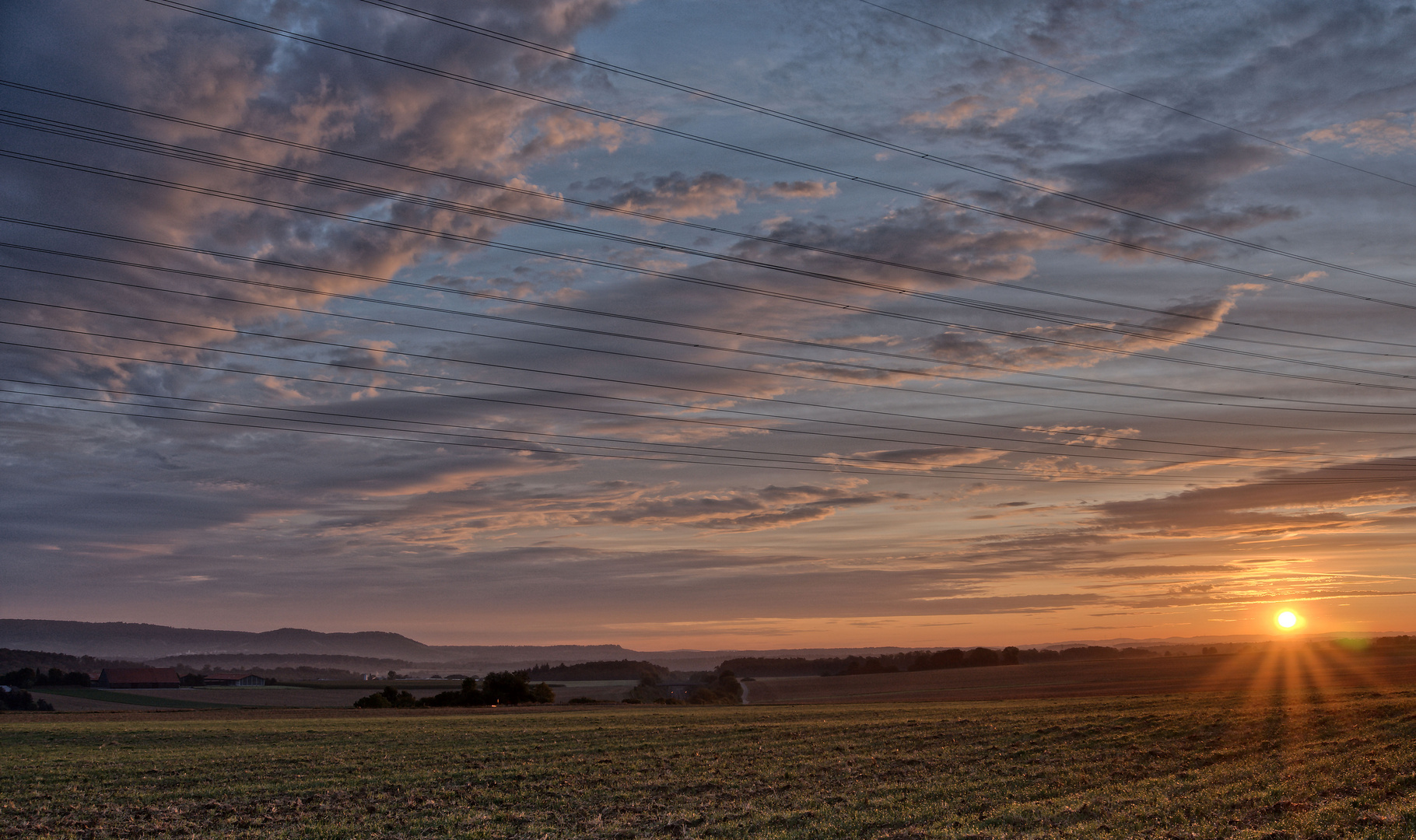 Sonnenaufgang und Stromleitungen