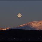 Sonnenaufgang und Vollmond 