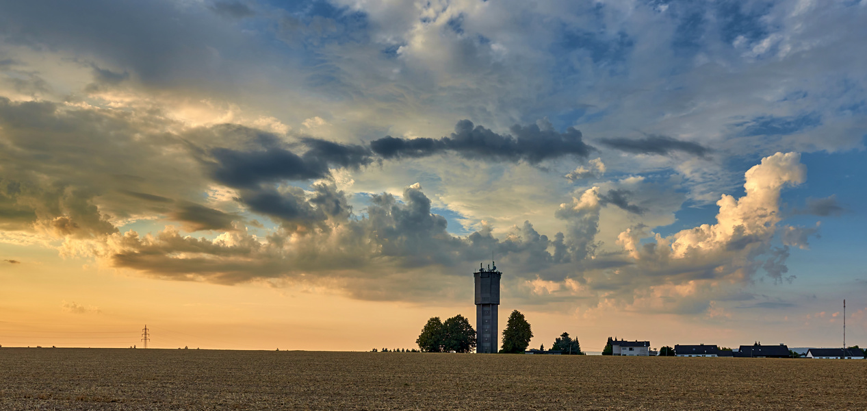 Sonnenaufgang und Wolkentanz über dem Wasserturm von meinem Stadtteil.