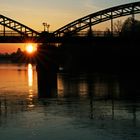 Sonnenaufgang unter Brücke
