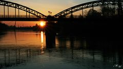 Sonnenaufgang unter Brücke