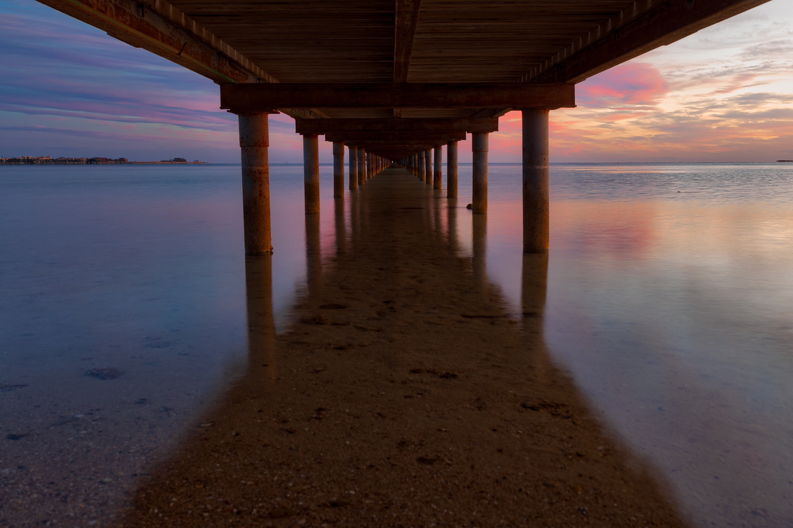 Sonnenaufgang unter dem Pier