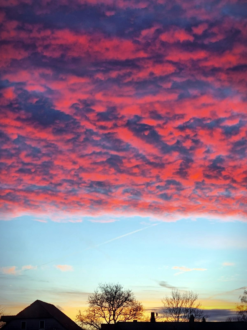 Sonnenaufgang unter roten Wolken