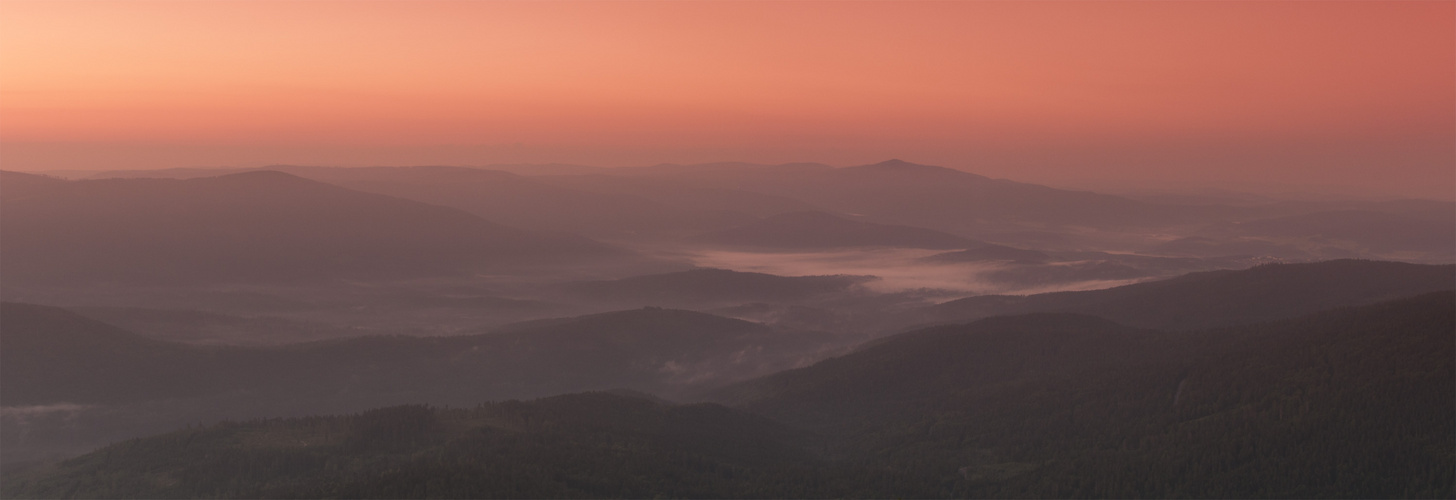 Sonnenaufgang vom Großen Arber mit leichten Nebelbänken im Tal