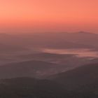 Sonnenaufgang vom Großen Arber mit leichten Nebelbänken im Tal