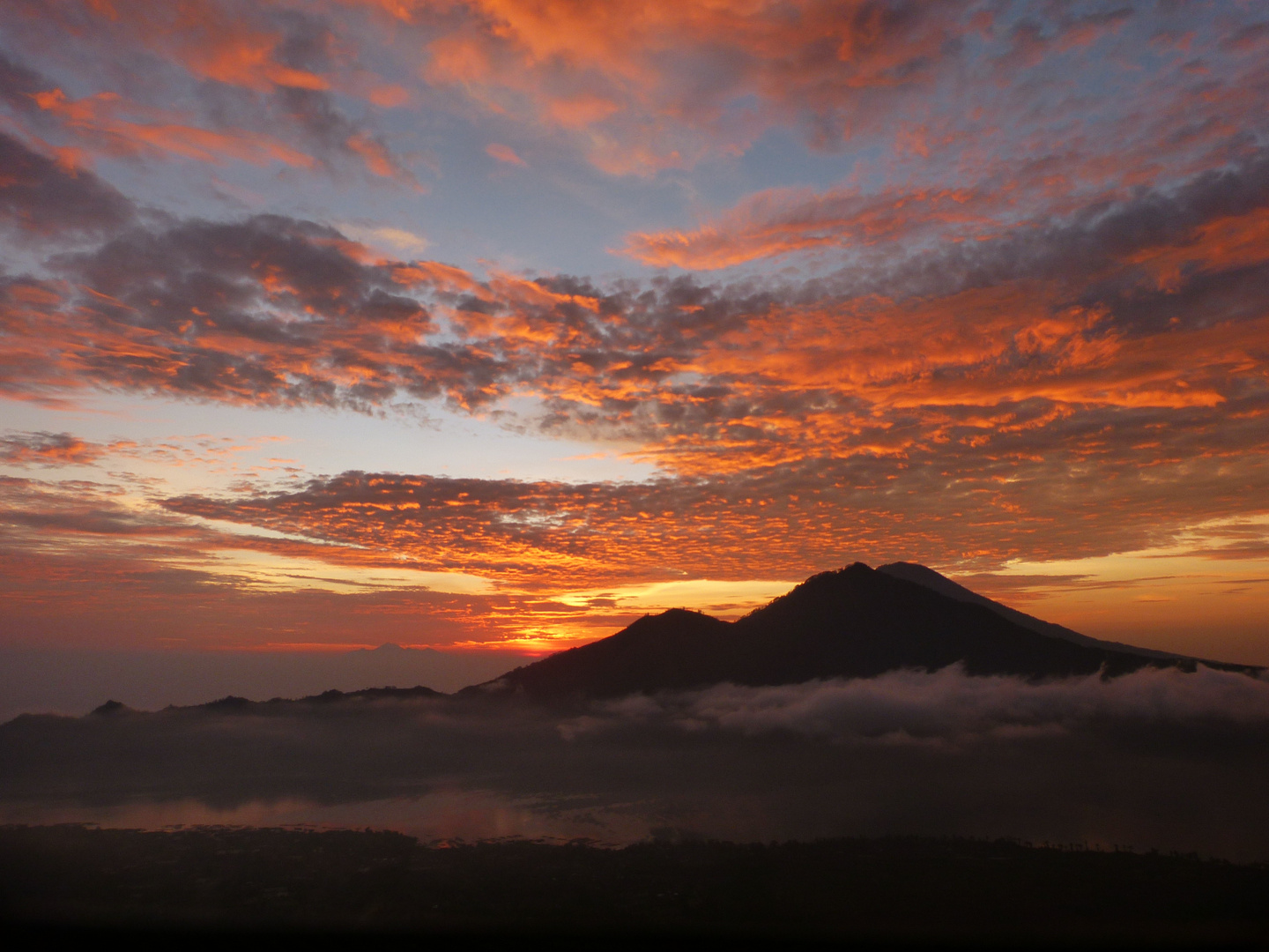 Sonnenaufgang vom Gunung Batur.