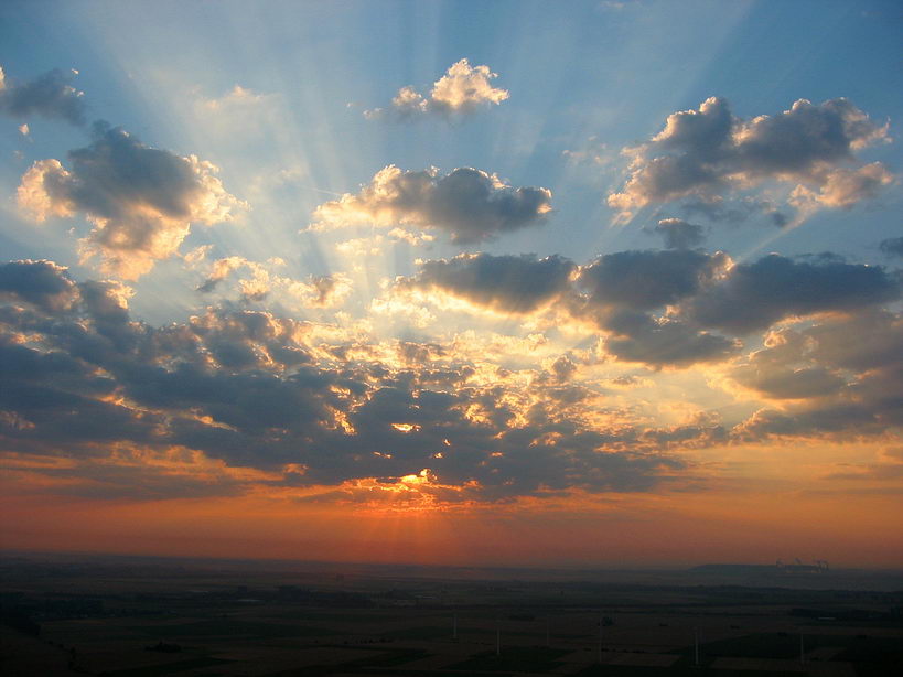 Sonnenaufgang vom Heißluftballon aus