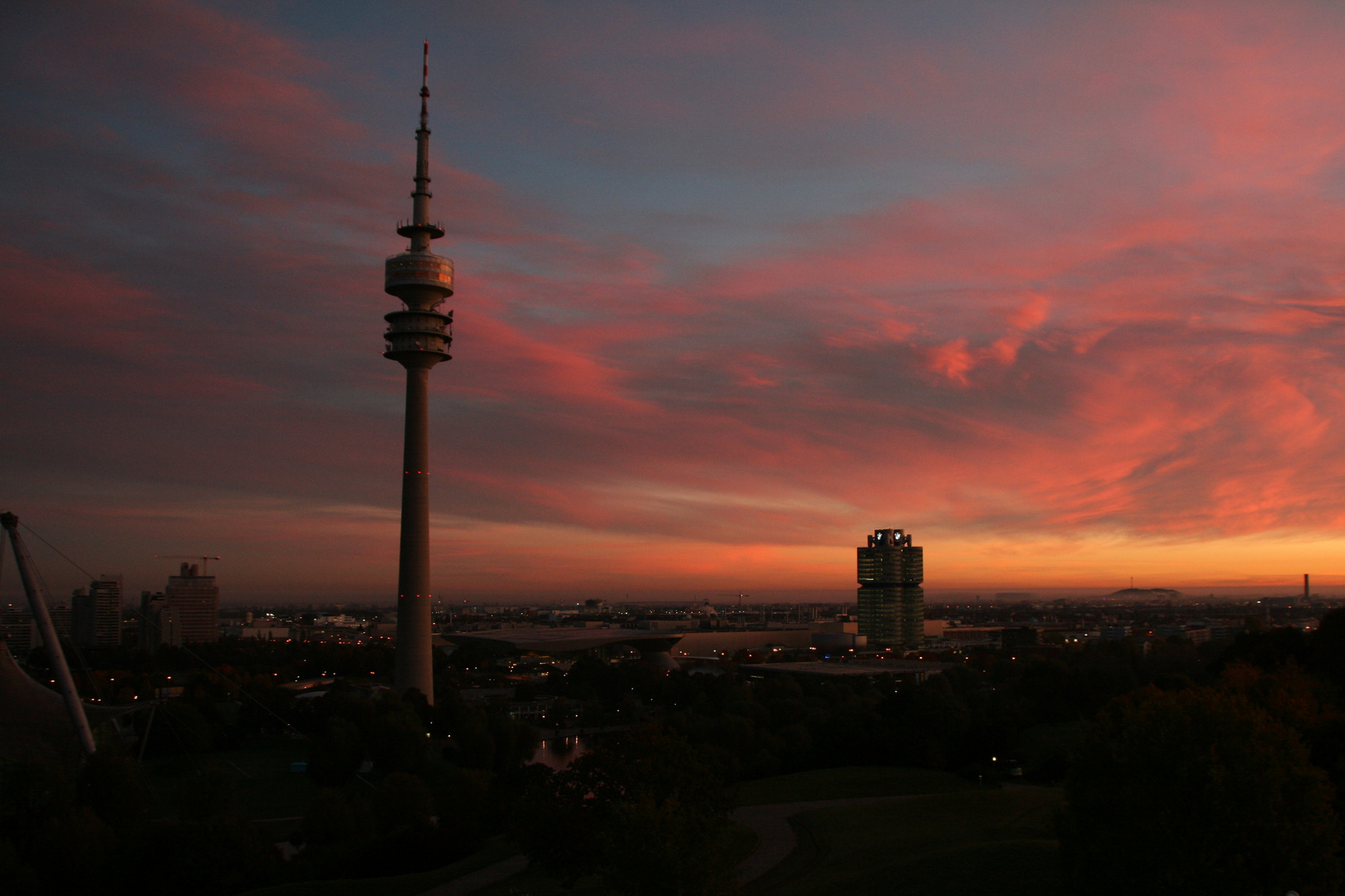 Sonnenaufgang vom Olympiaturm München