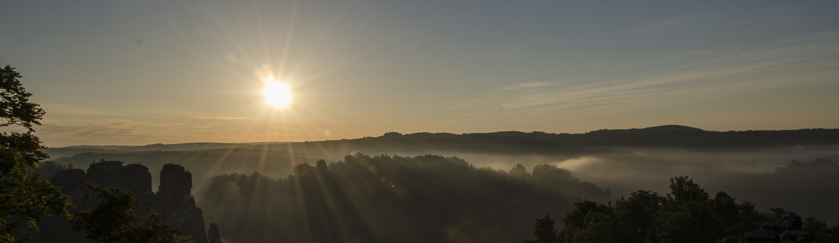 Sonnenaufgang von der Bastei aus gesehen