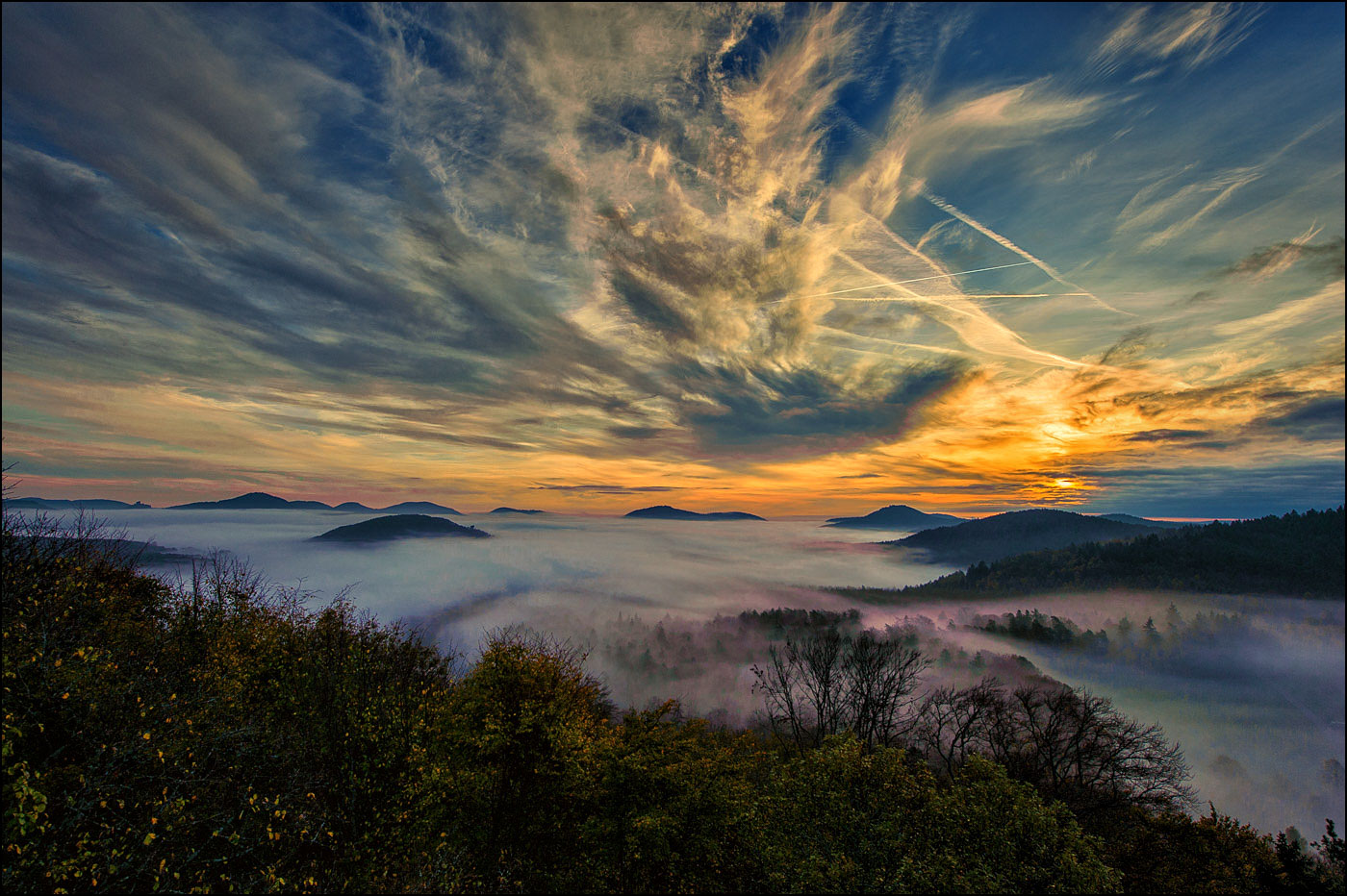 Sonnenaufgang von der Burgruine Lindelbrunn