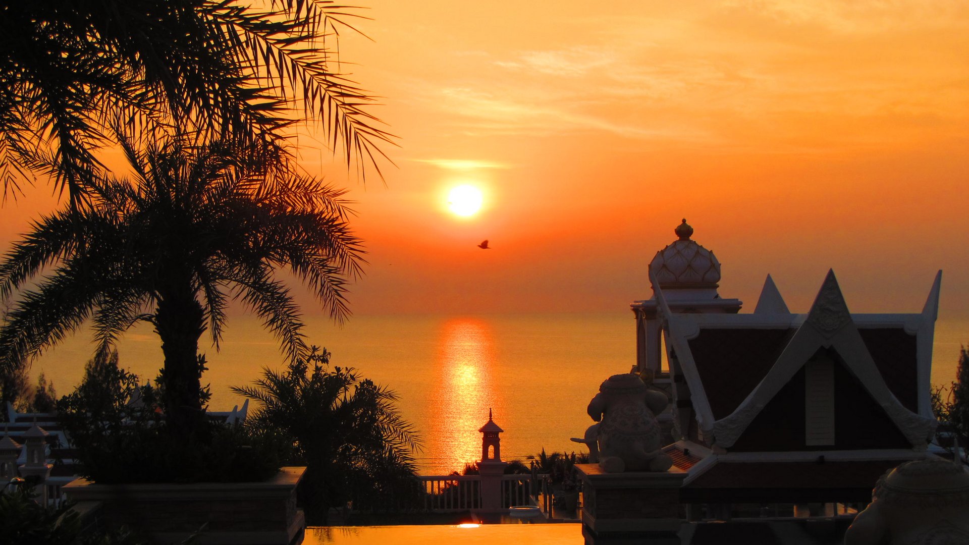 Sonnenaufgang von der Terrasse vom Grand Pacific Sovereign Resort & Spa in Cha-am Thailand