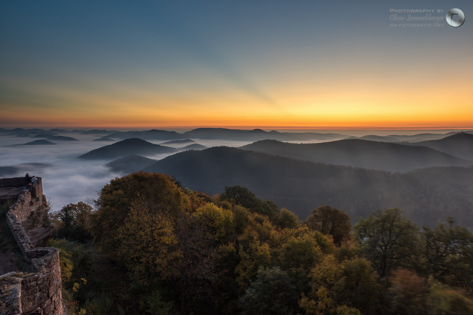 Sonnenaufgang von der Wegelnburg im Herbst