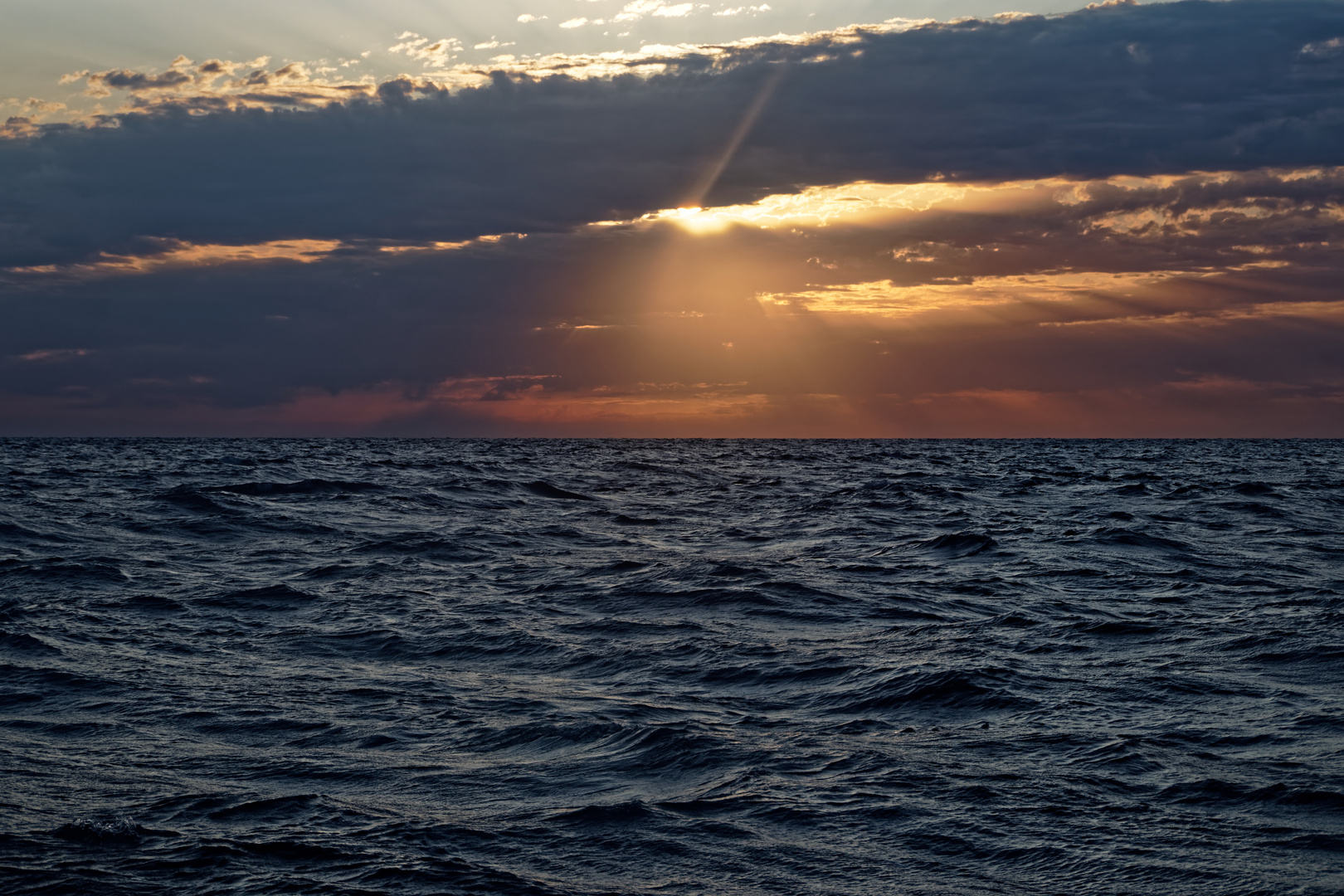 Sonnenaufgang von Katamaran in Cala Ratjada aufgenommen