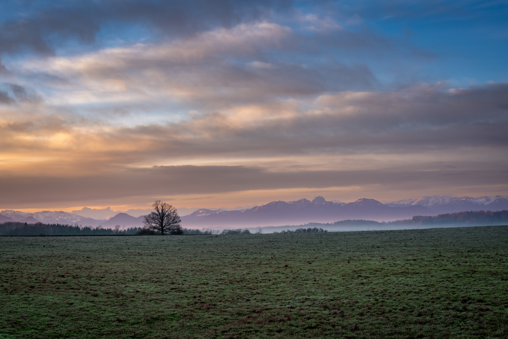 Sonnenaufgang vor den Alpen