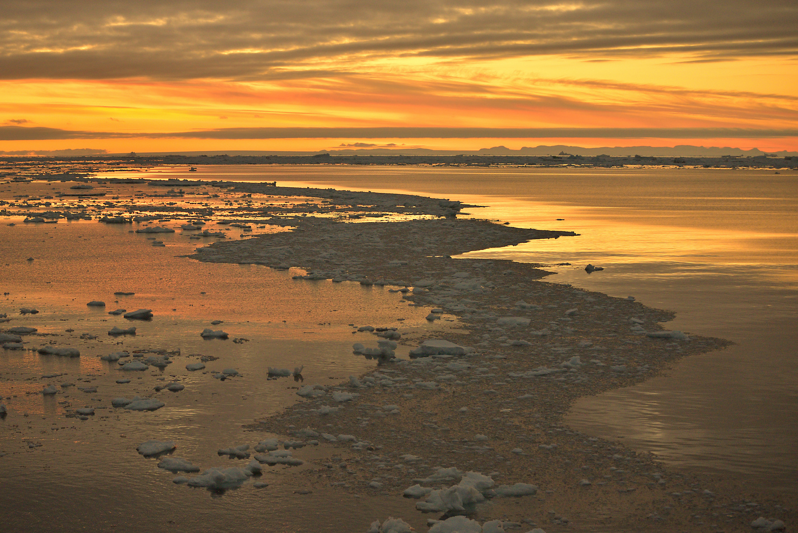 Sonnenaufgang vor der antarktischen Halbinsel