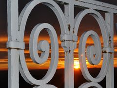 Sonnenaufgang vor Turmgeländer