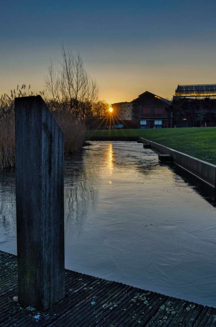 Sonnenaufgang Westpark am Wasser und Steg