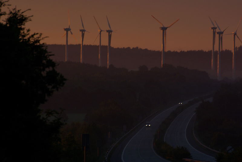 Sonnenaufgang Windräder nähe Hüttener Berge