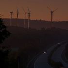 Sonnenaufgang Windräder nähe Hüttener Berge