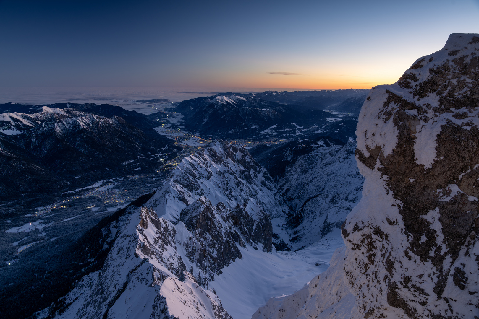 Sonnenaufgang Zugspitze mit Blick aufs Höllental