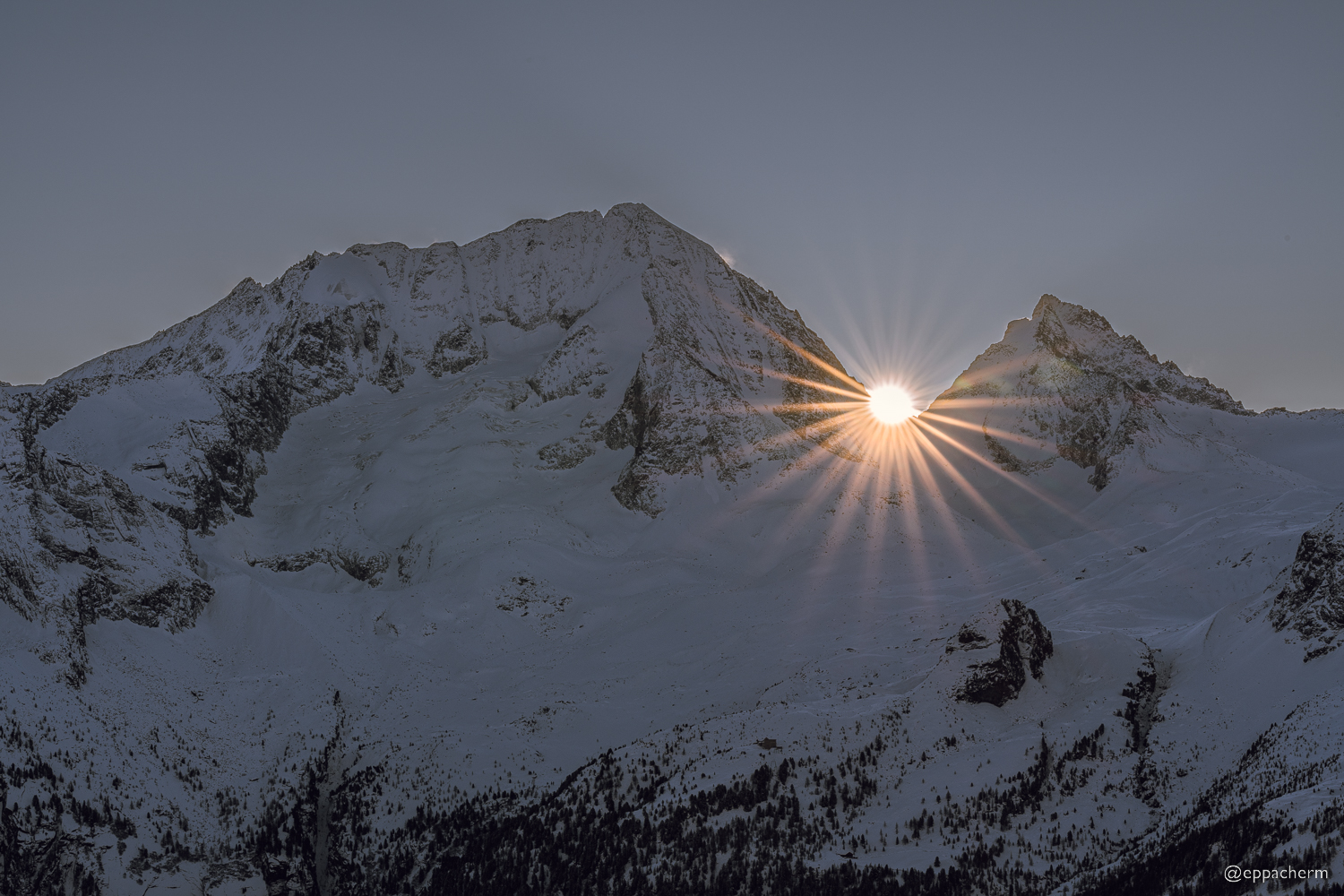 Sonnenaufgang zwischen den Gipfeln