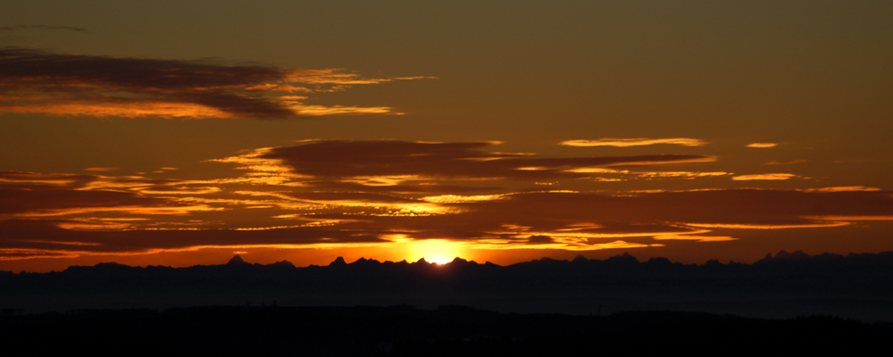 Sonnenaufgang zwischen Noppen- und Kreuzkarspitze aus 150km Entfernung