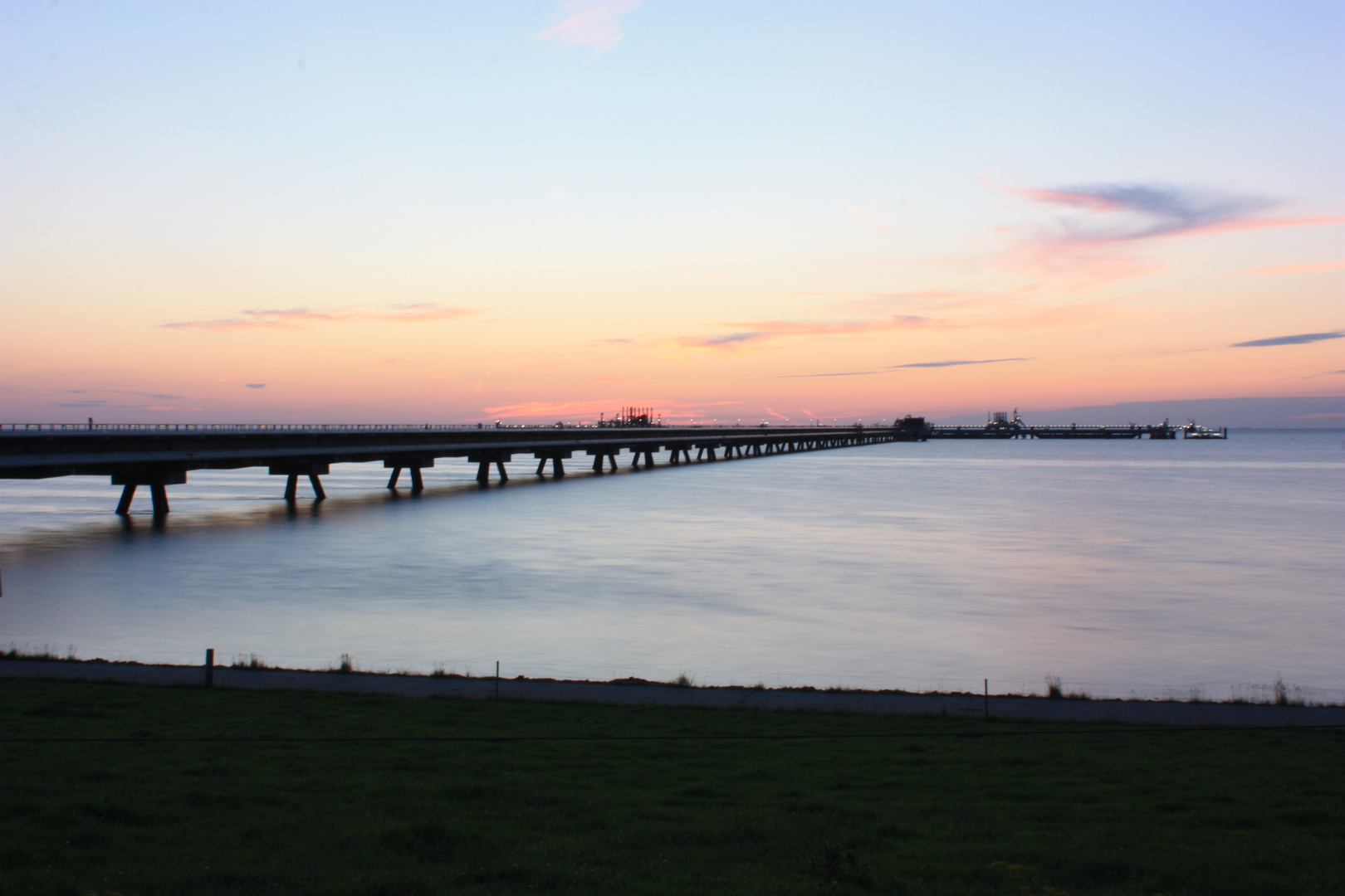 Sonnenaufgang zwischen WHV und Hooksiel