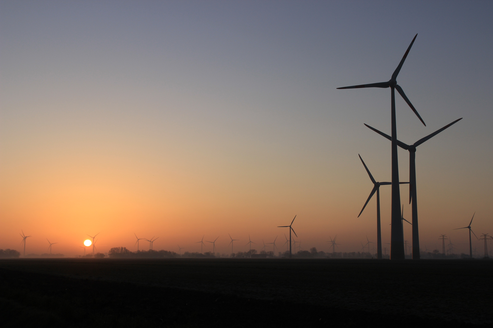 Sonnenaufgang zwischen Windrädern