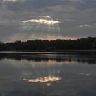 Sonnenaufgang zwischen Wolken 