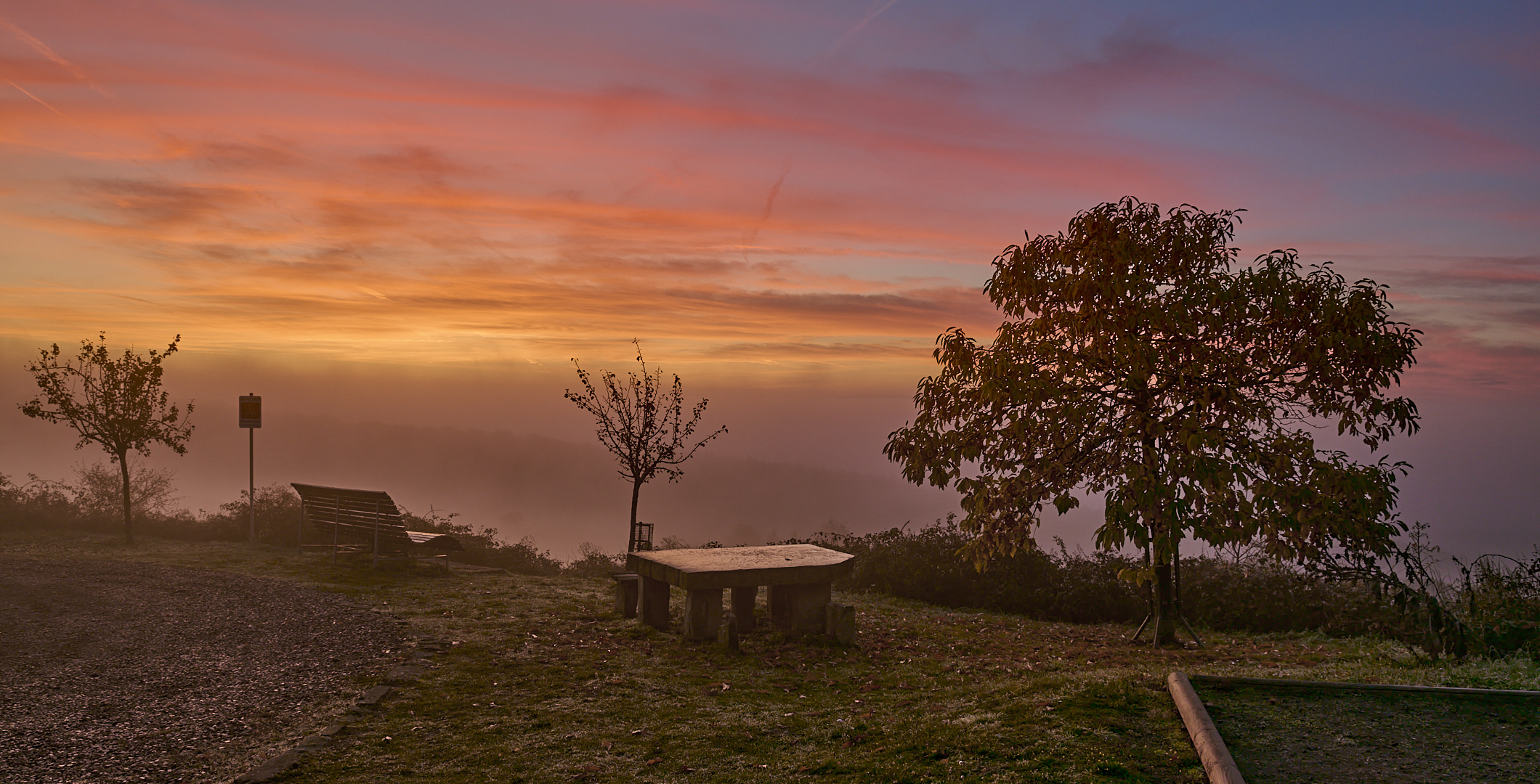 Sonnenaufgangnebelausblickgenießerbank... :-)