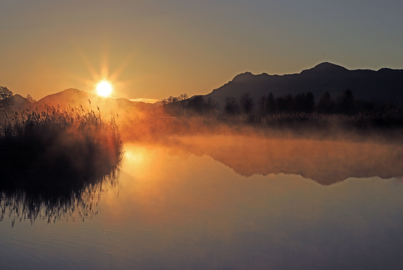 Sonnenaufgangsspiegelung 