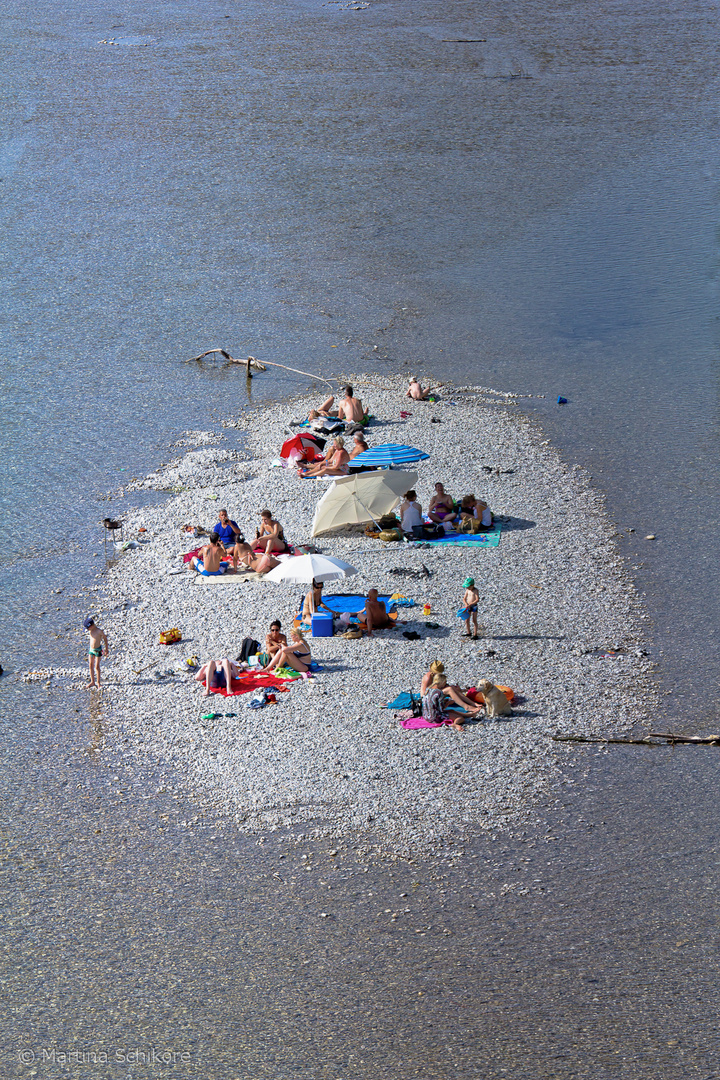 Sonnenbaden auf einer Kiesinsel in der Isar bei München