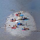 Sonnenbaden auf einer Kiesinsel in der Isar bei München