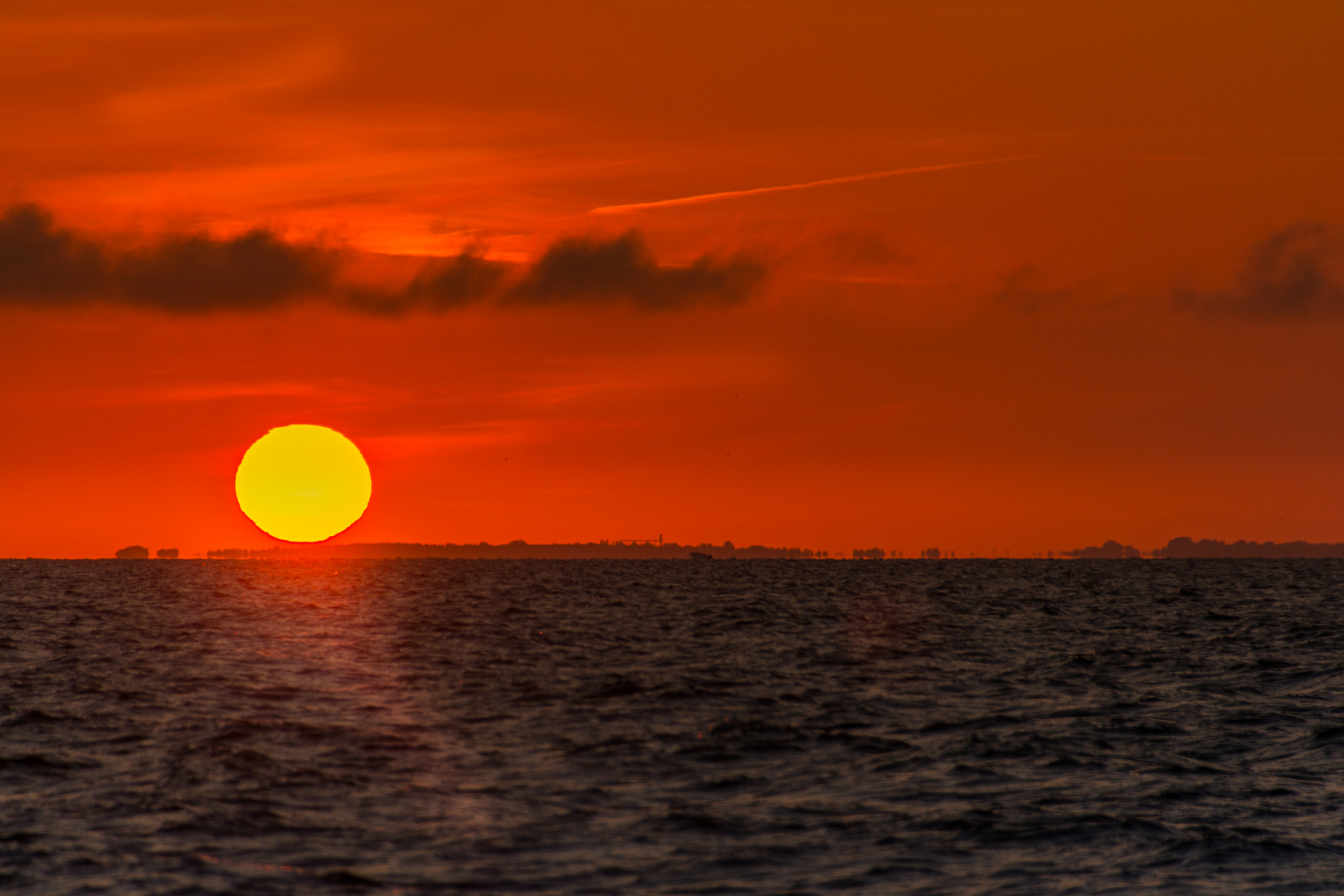 Sonnenball mit rotem Himmel