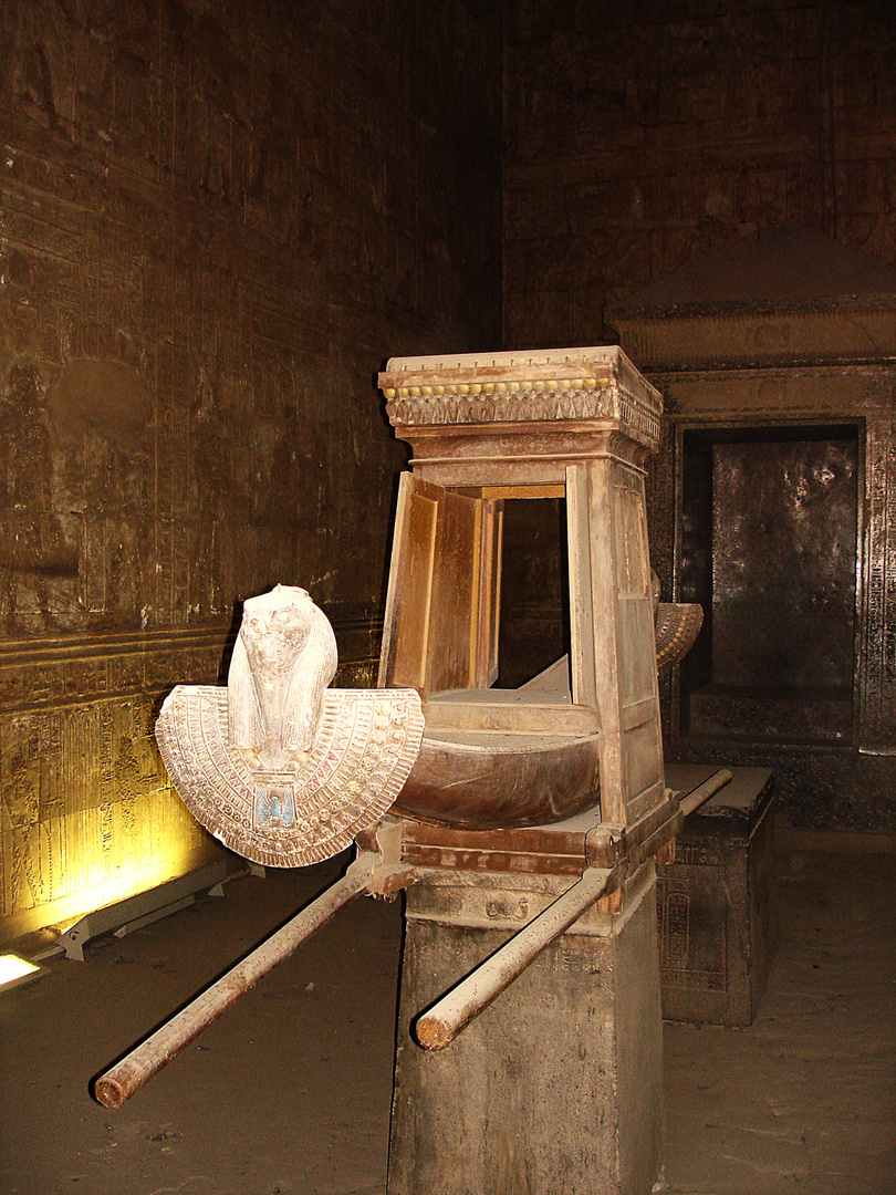 Sonnenbarke im Tempel von Edfu / Ägypten