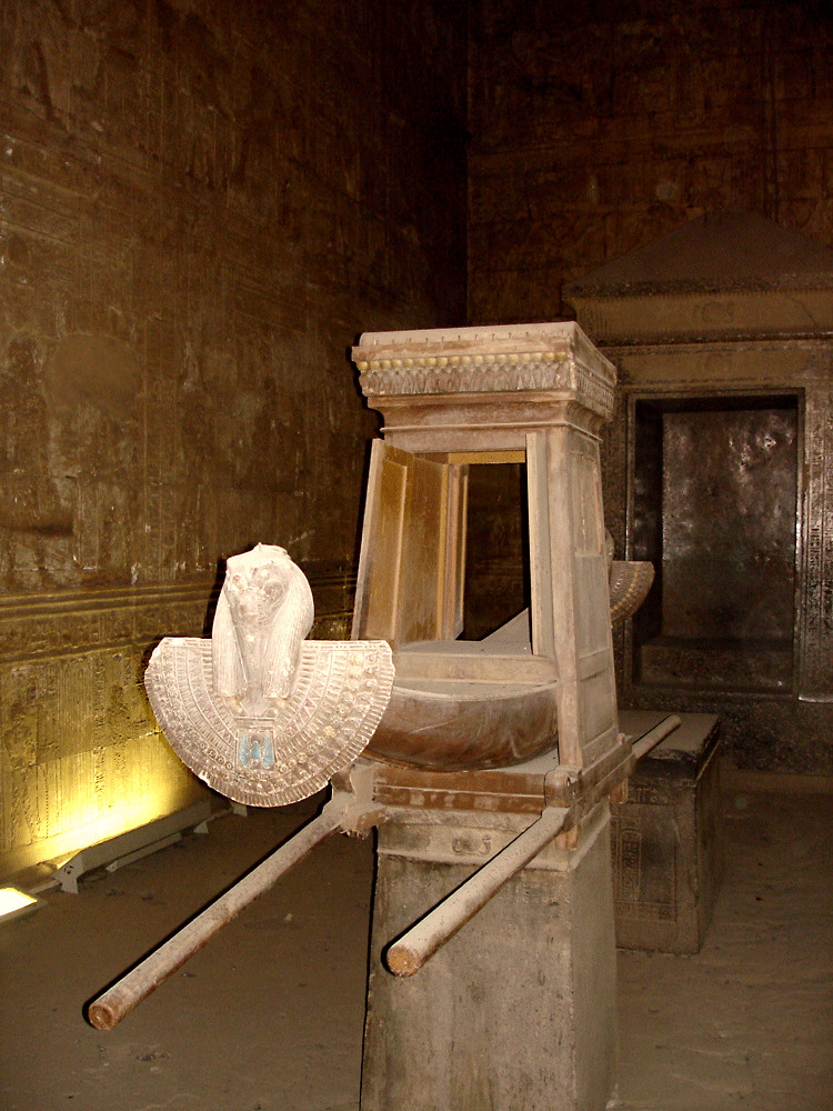 Sonnenbarke im Tempel von Edfu