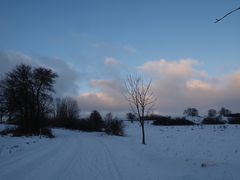 Sonnenbestrahlte Wolken in der untergehenden Sonne an einem Wintertag