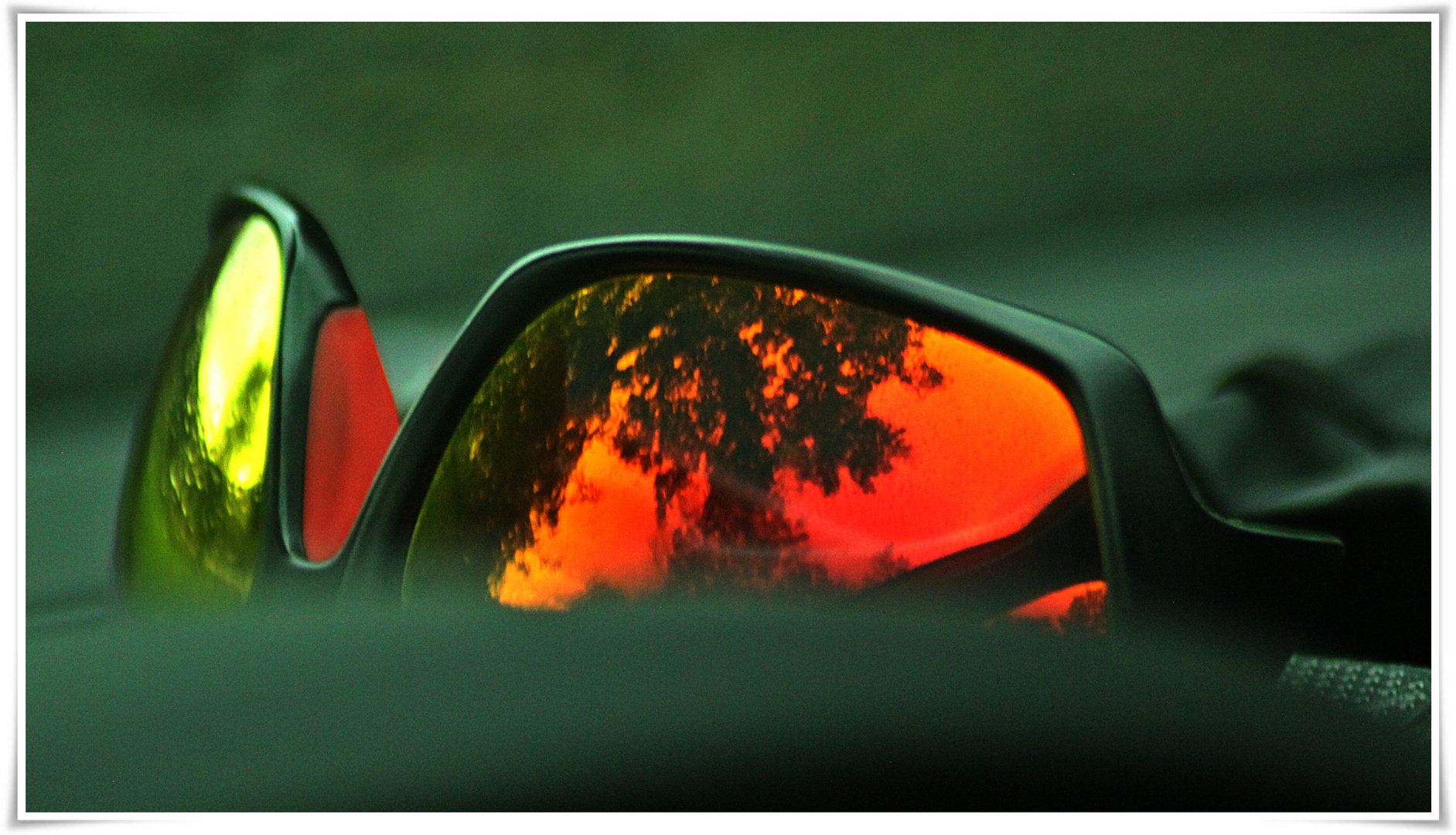 Sonnenbrille auf der Ablage